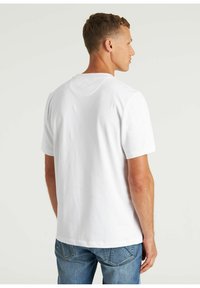 CHASIN' BRACE - Tricou basic - white