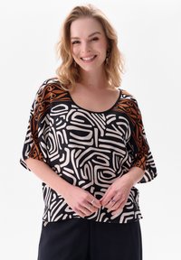 Zwart-wit gestreepte top met een oranje accent, met een ronde halslijn en korte mouwen, gemaakt van lichtgewicht stof.