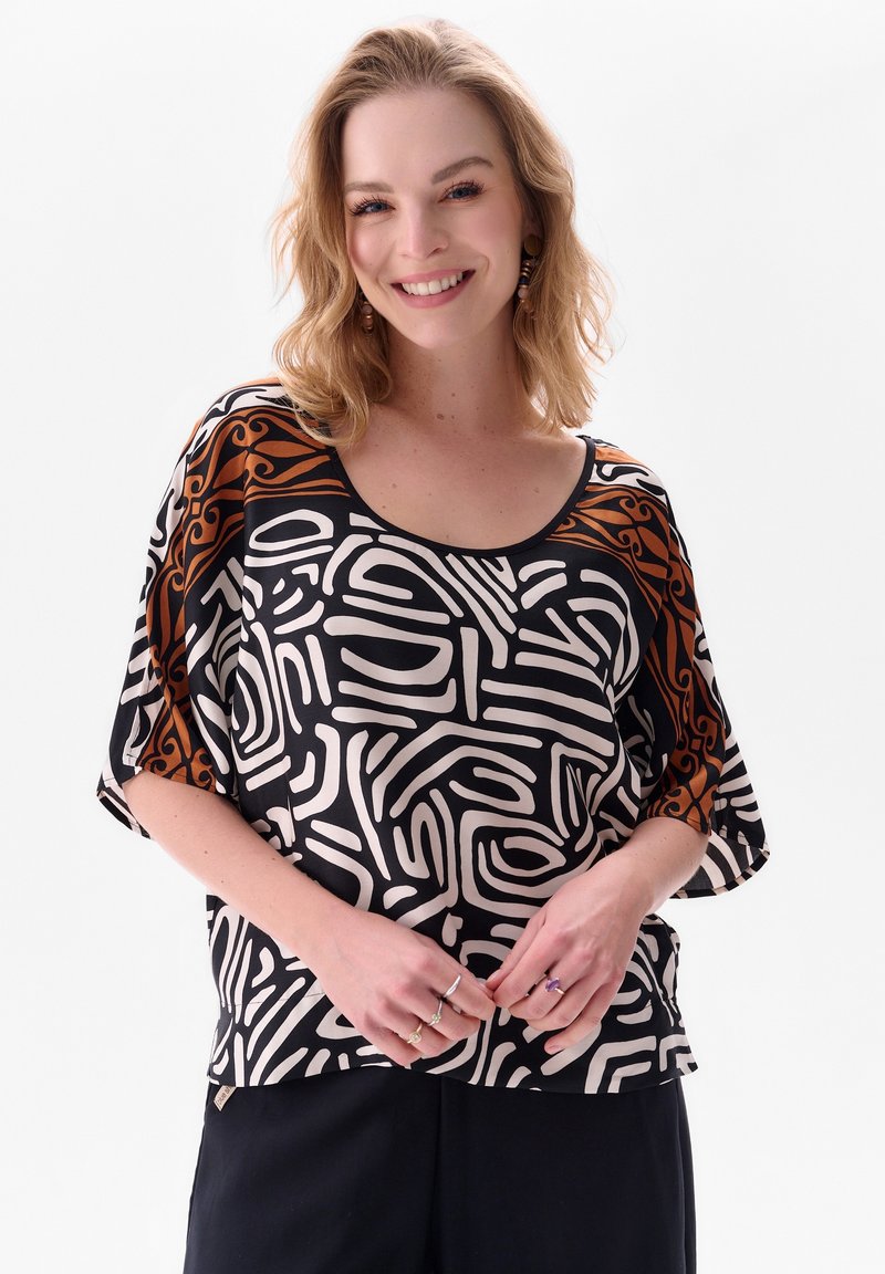 Zwart-wit gestreepte top met een oranje accent, met een ronde halslijn en korte mouwen, gemaakt van lichtgewicht stof.