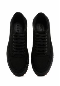 Zapatillas de ante negro con punta redondeada, cordones en la parte delantera y suela texturizada; discreta marca en la plantilla y acabado suave en la parte superior.