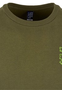 Olijfgroen sweatshirt van zachte stof met een ronde halslijn en een felgroen grafisch ontwerp aan de rechterzijde.
