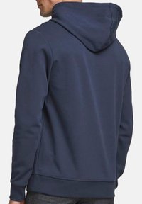 Sweat-shirt à capuche bleu marine fabriqué à partir d'un tissu résistant, avec une coupe décontractée, des manches longues et une poche kangourou à l'avant.