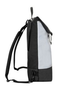 Zaino nero e grigio con un tessuto testurizzato, chiusura con zip, spallacci imbottiti e una tasca laterale. Presenta un design affusolato.