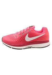 Scarpa da corsa Nike Zoom in rosa sfumata, dotata di una parte superiore in mesh traspirante, suola in gomma, logo swoosh bianco e dettagli testurizzati.