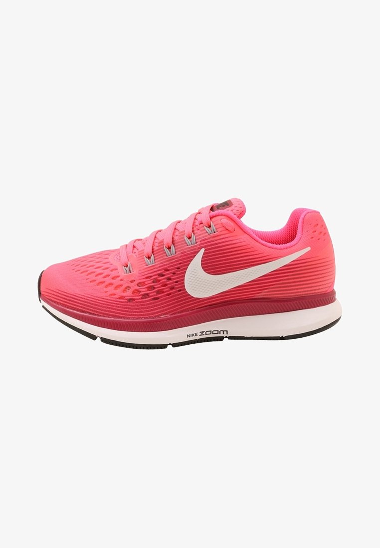 Chaussure de course Nike Zoom en dégradé de rose, dotée d'une tige en mesh respirant, d'une semelle en caoutchouc, d'un logo swoosh blanc et de détails texturés.