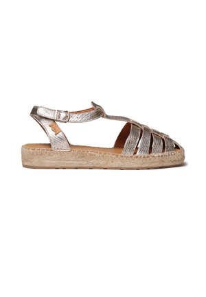 Sandale argentée métallique à brides avec fermeture à boucle et semelle style espadrille tressée, design à bout ouvert, vue de côté.