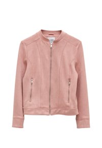 Różowa kurtka z imitacji zamszu z okrągłym dekoltem, zamkiem błyskawicznym z przodu oraz dwoma zapinanymi na zamek kieszeniami po bokach. Ozdobiona przeszyciami w formie paneli.