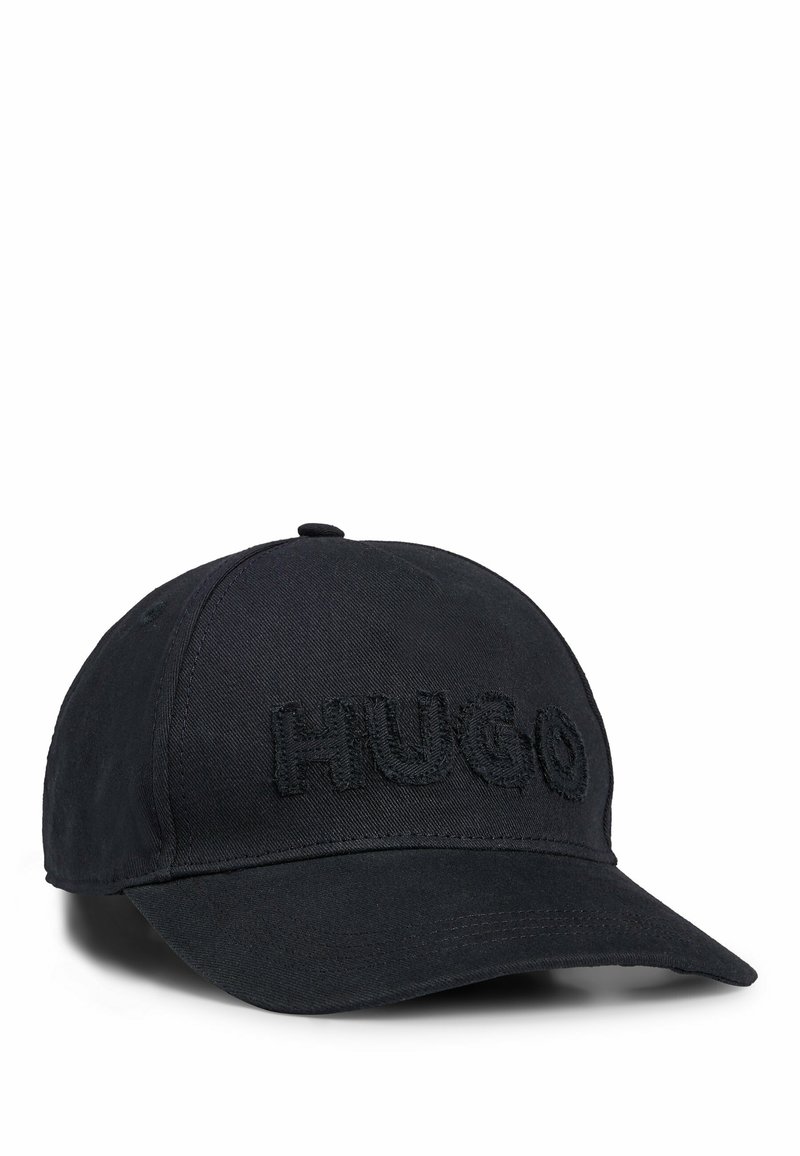 Svart baseballkeps tillverkad av tyg med en broderad "HUGO"-logotyp framtill. Har en böjd skärm och justerbart bakband.