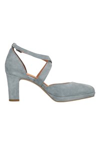 Zapato de tacón alto de ante gris, con punta redondeada, tira en el tobillo y tacón cuadrado. Presenta líneas limpias y una textura suave.