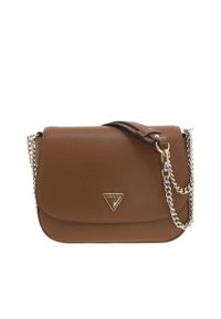 Borsa a tracolla in finta pelle marrone con chiusura a patta, tracolla in catena argentata e logo metallico triangolare sul davanti. Texture liscia.