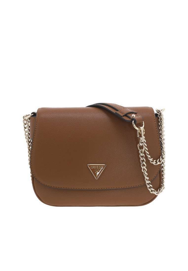 Borsa a tracolla in finta pelle marrone con chiusura a patta, tracolla in catena argentata e logo metallico triangolare sul davanti. Texture liscia.