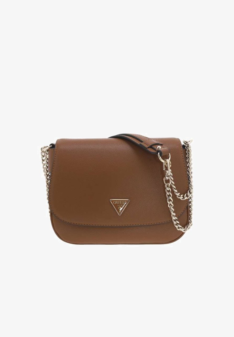 Borsa a tracolla in finta pelle marrone con chiusura a patta, tracolla in catena argentata e logo metallico triangolare sul davanti. Texture liscia.