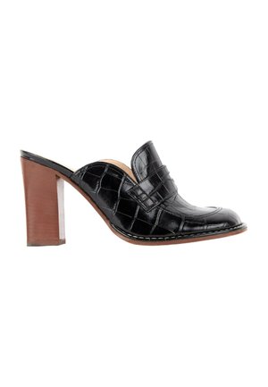 Mule en cuir noir à motif crocodile, avec un talon bloc marron et un bout rond fermé.