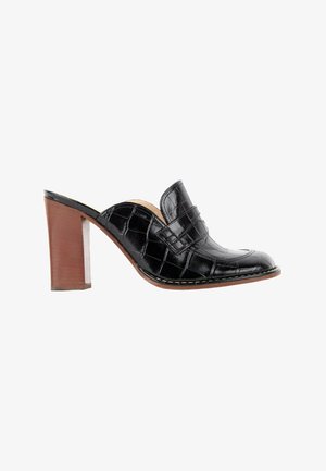 Mule en cuir noir à motif crocodile, avec un talon bloc marron et un bout rond fermé.