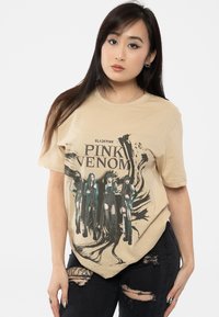 Paradiso Clothing BLACKPINK PINKVENOM OIL STROKE - Print T-shirt - sand
