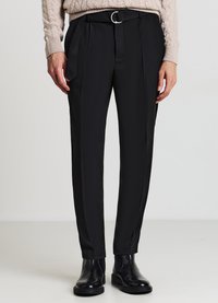 Pantaloni neri su misura con una texture liscia, dotati di cintura con fibbia circolare argento, tasche laterali e design slim-fit.