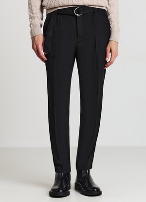 Pantaloni neri su misura con una texture liscia, dotati di cintura con fibbia circolare argento, tasche laterali e design slim-fit.