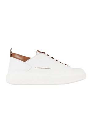 Sneaker bianca low-top con fodera interna marrone, chiusura frontale con lacci e logo dorato "Alexander Smith" sul lato.