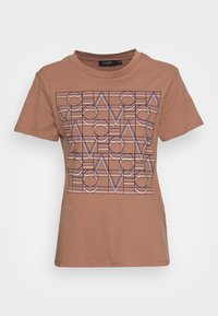 Camiseta de manga corta, marrón, con un patrón geométrico que presenta círculos y líneas superpuestos en un diseño de cuadrícula. Diseño casual y moderno.