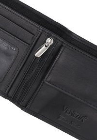 Czarny skórzany portfel z zamykaną na suwak przegrodą, wieloma miejscami na karty oraz przezroczystym okienkiem na identyfikator. Charakterystyczne wytłoczone logo.