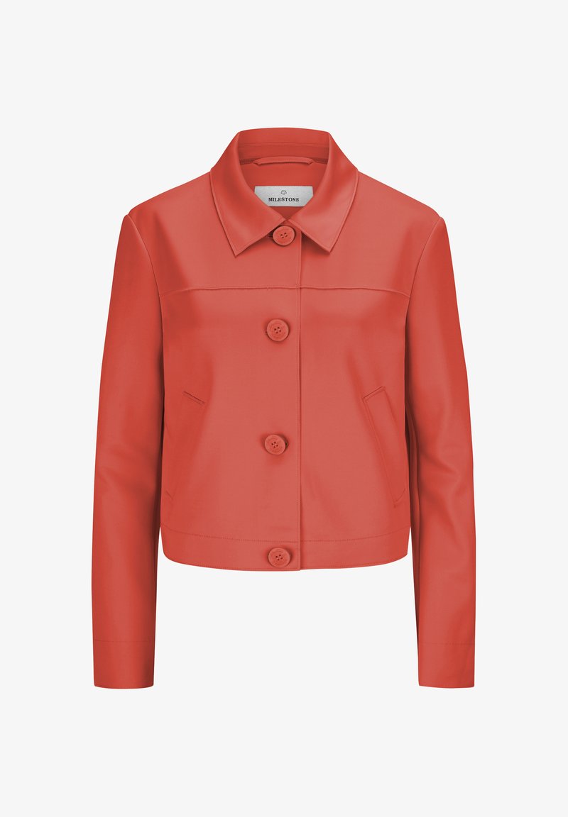 Rote Lederjacke, taillierte Passform, lange Ärmel, spitz zulaufender Kragen, mit vier Knöpfen und zwei Seitentaschen. Glatte Textur, minimalistische Details.