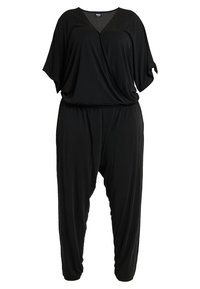 Svart jumpsuit laget av myk, lett stoff. Har V-hals, slakke korte ermer og en avslappet passform med avsmalnende ben.