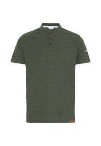 Oliven grøn polo shirt lavet af tekstureret bomuld, med en tre-knaps lukning, korte ærmer og en logo-patch på ærmet.