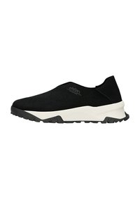 Sneaker nera slip-on con tomaia liscia, suola intermedia bianca, suola esterna testurizzata e branding minimo sul lato.
