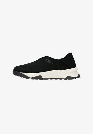 Schwarze Slip-On-Sneaker mit glattem Obermaterial, weißer Mittelsohle, strukturiertem Außensohle und minimaler Markenkennzeichnung an der Seite.