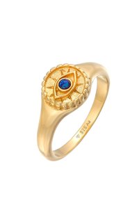 Bague plaquée or avec un réglage rond texturé et une pierre précieuse en opale bleue enfoncée, bande lisse et détails complexes.
