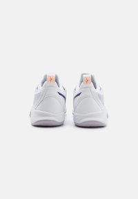 Pantofi sport albi cu un design din plasă și sintetice, accente purpurii pe toc și o talpă texturată din cauciuc.