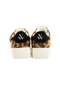 Zapatillas de leopardo con acentos de tacón de ante negro y logo dorado, que cuentan con una gruesa suela de goma blanca con textura en zigzag.