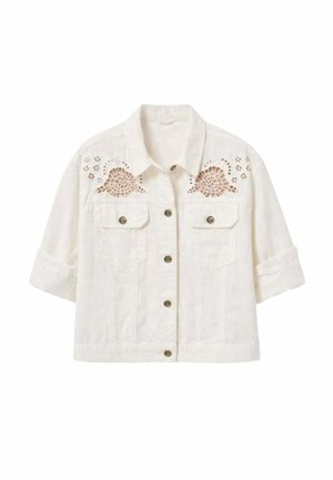 Giacca bianca corta con maniche arrotolate, chiusura frontale con bottoni, due tasche sul petto e ricamo floreale intagliato vicino alle spalle.