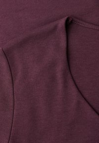 Bordeauxfarbener Stoffmuster, glatte Textur, mit einer gebogenen Kante und Nähdetails. Das Material wirkt weich und leicht.