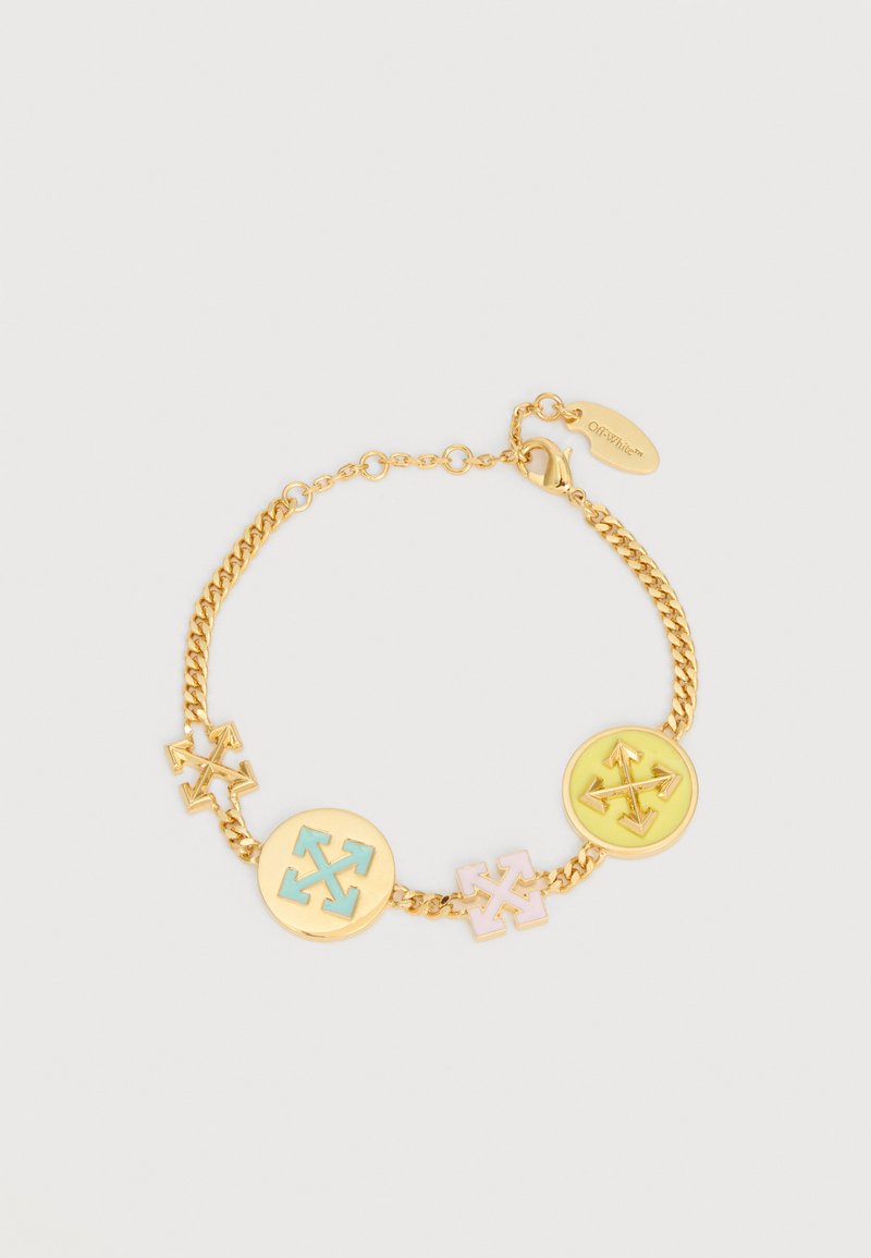 Χρυσό βραχιόλι αλυσίδας με κυκλικά και σταυροειδή μοτίβα βελών σε μπλε, ροζ και κίτρινο χρώμα, με κούμπωμα και μικρή χαραγμένη ετικέτα.