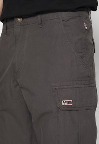 Grijze cargoshorts van lichtgewicht stof, met een knoopsluiting, zijzakken en een klein, geborduurd vlagdetail.