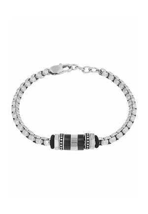 Silbernes Kettenarmband mit schwarzen und silbernen zylindrischen Perlen und einem Karabinerverschluss auf weißem Hintergrund.