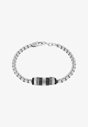 Braccialetto con catena d'argento con perline cilindriche nere e argento e chiusura con moschettone su sfondo bianco.