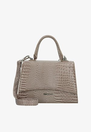 Bolso en color beige con textura de cocodrilo, de forma estructurada, con asas dobles y correa desmontable. Presenta un cierre superior con solapa.