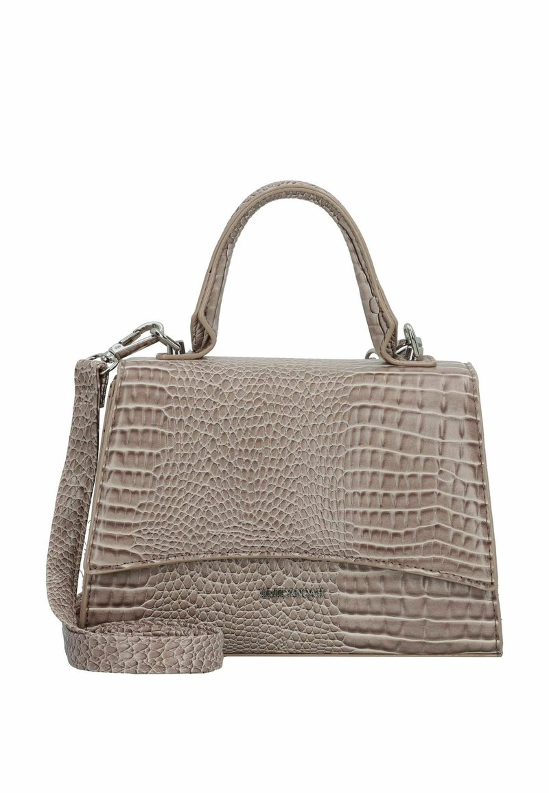 Bolso en color beige con textura de cocodrilo, de forma estructurada, con asas dobles y correa desmontable. Presenta un cierre superior con solapa.