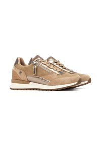 Zapatillas beige hechas de ante y cuero, con un acento metálico, cordones en la parte delantera y un zipper lateral. Suela acolchada para mayor comodidad.