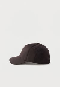 Čierna bavlnená šiltovka s oblým šiltom, nastaviteľným remienkom a dierkami na odvetrávanie, s jednoduchým dizajnom bez loga.