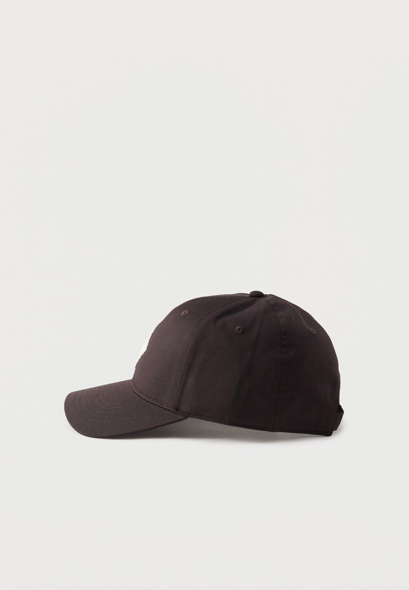 Cappellino da baseball nero in tessuto con visiera curva, cinturino regolabile e fori di ventilazione, caratterizzato da un design semplice senza loghi.