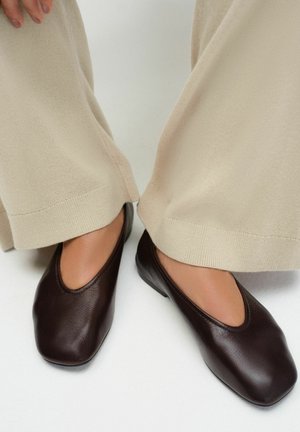 THE SET, PREMIUM SQUARE TOE BALLET FLATS - Balerínky - brown