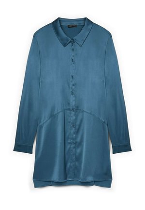 Pitkähihainen teekkarinsininen satiinipusero, jossa on terävä kaulus, napitus edessä ja hienovarainen sauma vyötärön kohdalla, esitetty litteänä.