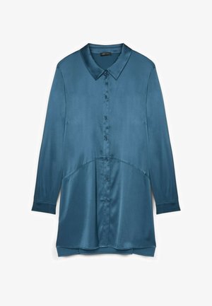 Langärmlige Bluse aus satinartigem, tealfarbenem Blau mit spitzem Kragen, Knopfleiste vorne und dezentem Nahtdetail auf Taillenhöhe, flach liegend präsentiert.
