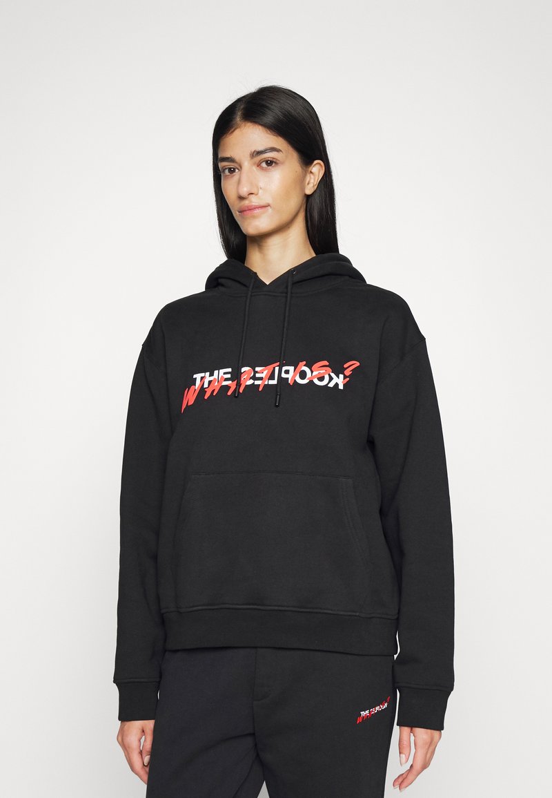 Schwarzer Hoodie mit Kängurutasche, ausgestattet mit rotem und weißem Textdesign. Verstellbare Kapuze, gerippte Bündchen und Saum, weicher Stoff.