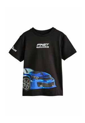 Tricou scurt cu mâneci negre, cu textul "Fast & Furious" și un grafic cu o mașină sport albastră imprimate pe față și pe mânecă.