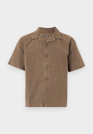 Camicia a maniche corte in corduroy marrone, con colletto, bottoni frontali e vestibilità rilassata. Tessuto liscio con un lieve lucido.