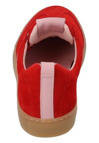 Sneaker in suede rosso con una linguetta posteriore rosa e suola in gomma. Caratterizzato da una forma arrotondata e una fodera interna liscia. Esterno testurizzato.